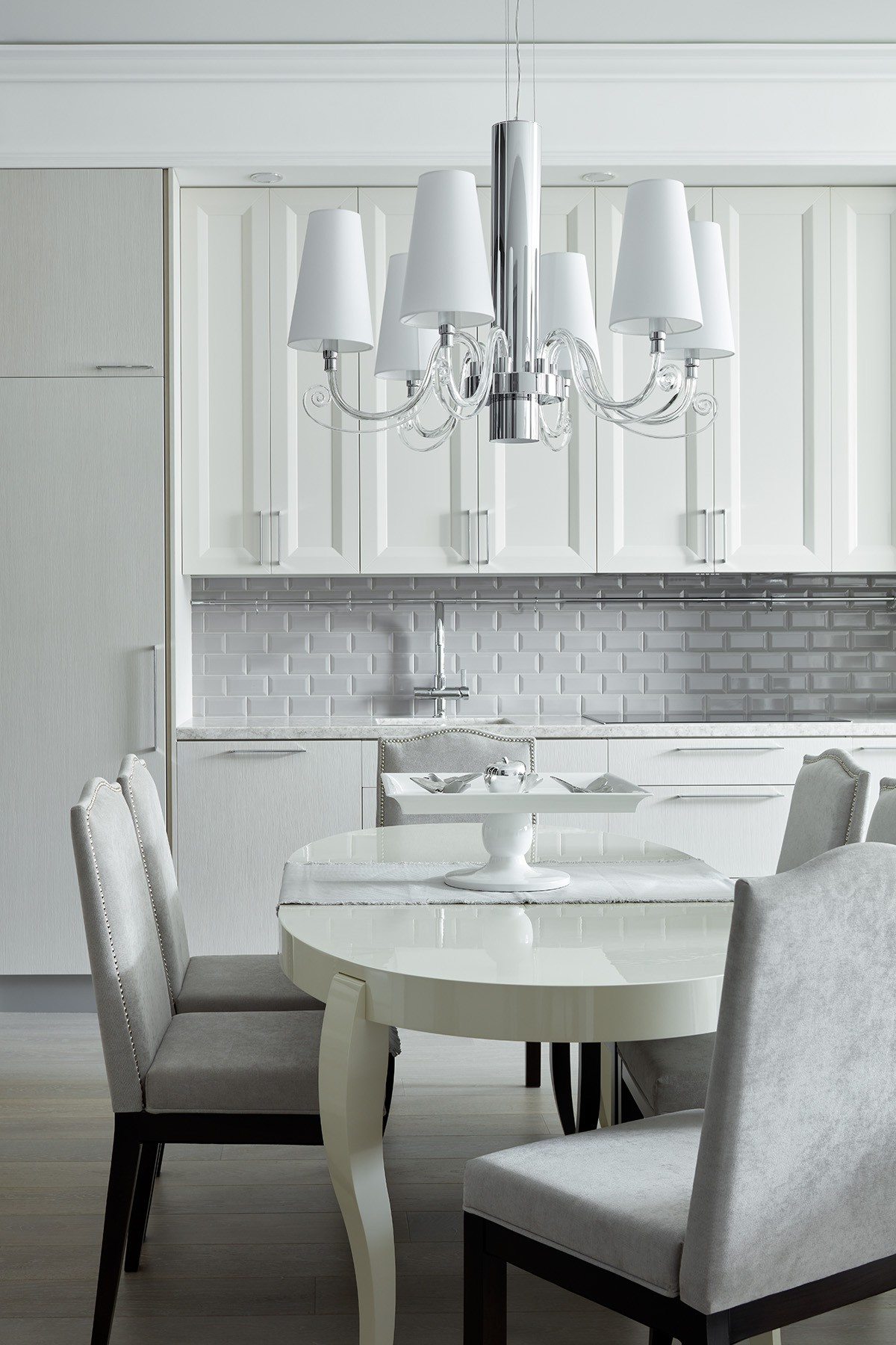 Обложка проекта: Черно-белая квартира с цветочной спальней