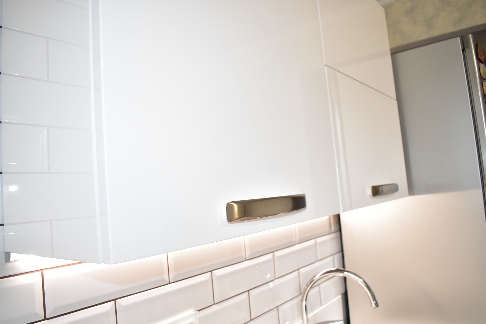 Кухня Пиано с интегрированной ручкой в фасад. Материал шпонированный МДФ