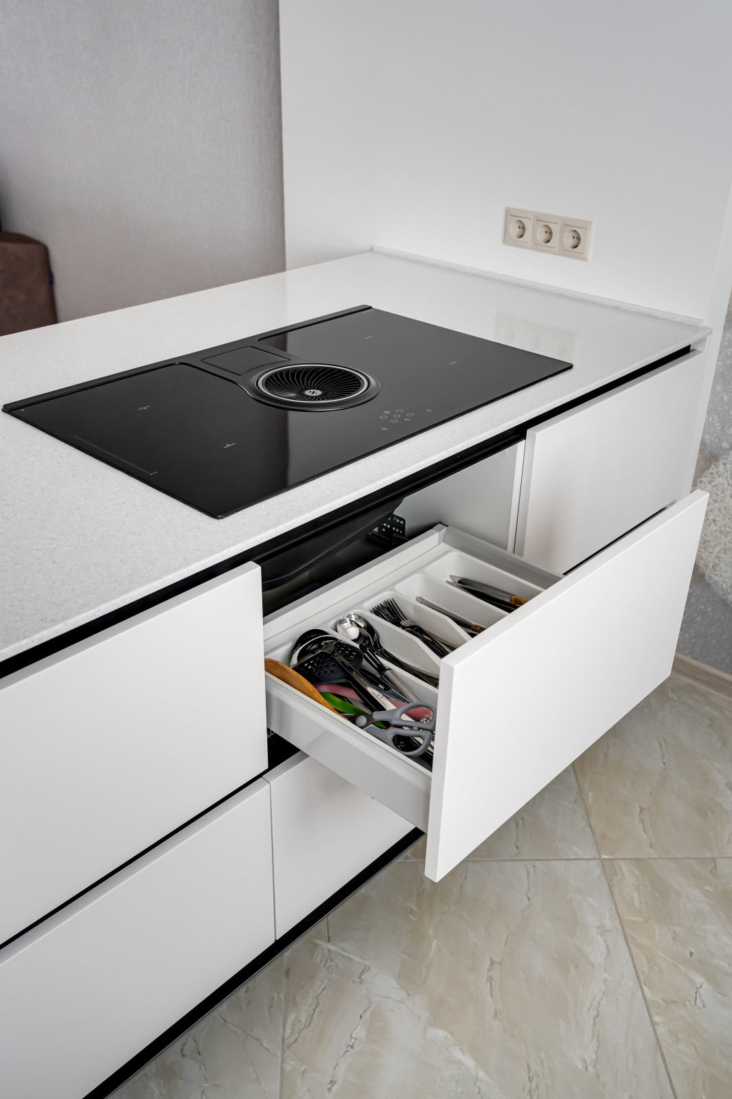 Кухня в современном стиле для загородного дома