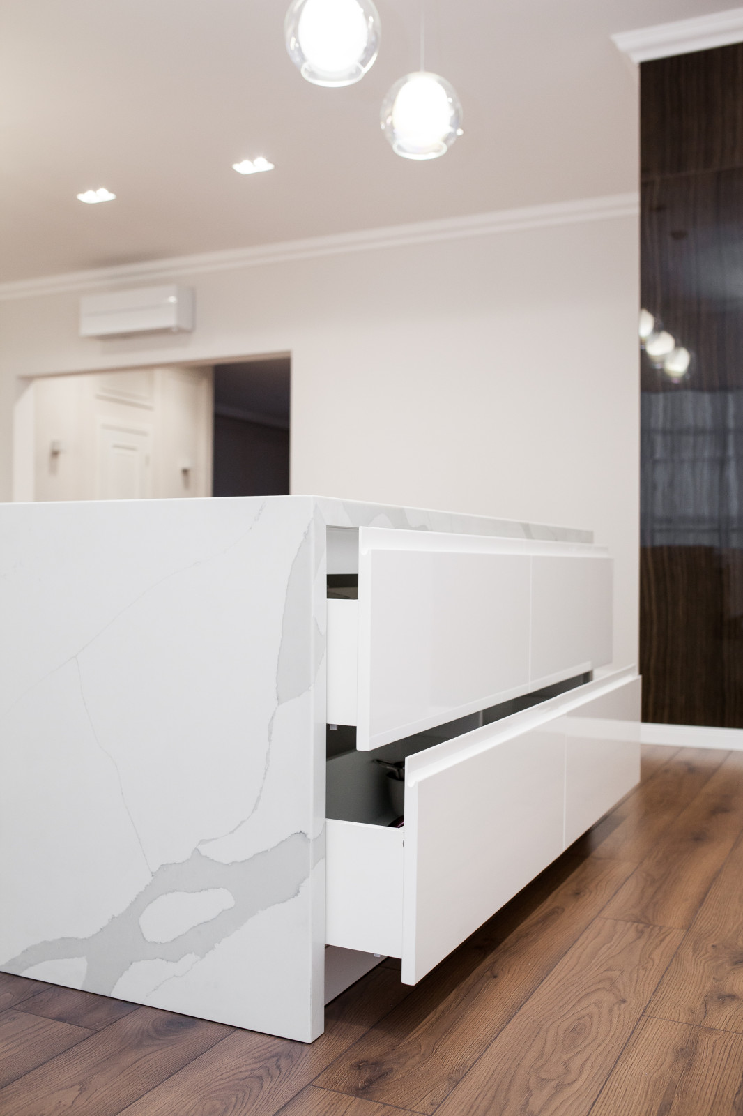 Светлая кухня в современном стиле