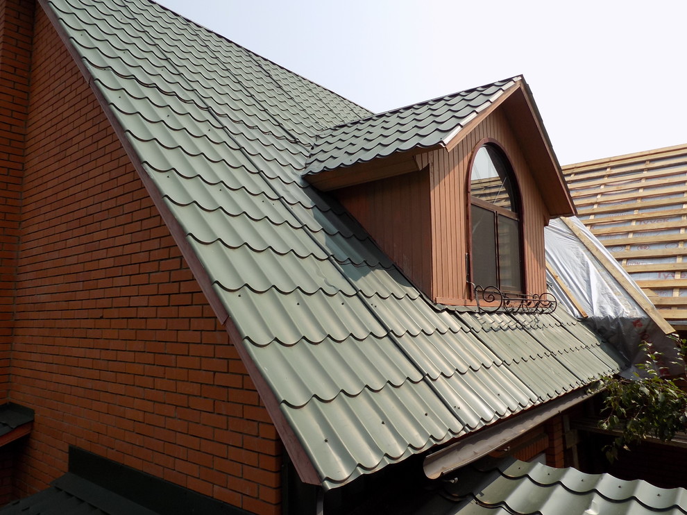 Замена старой кровли на композитную черепицу Metrotile Metroroman