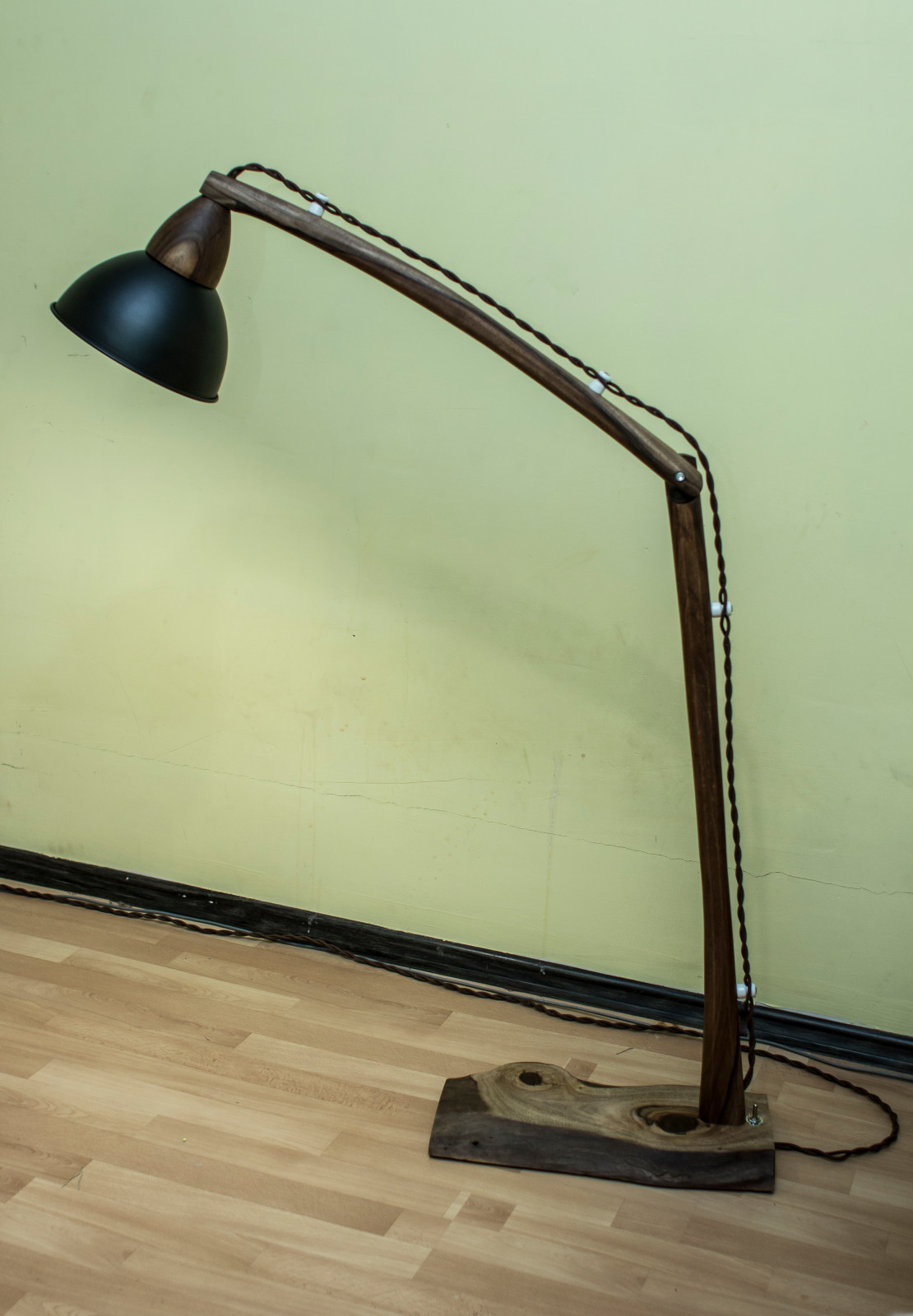 Обложка проекта: Напольная лампа из ореха.