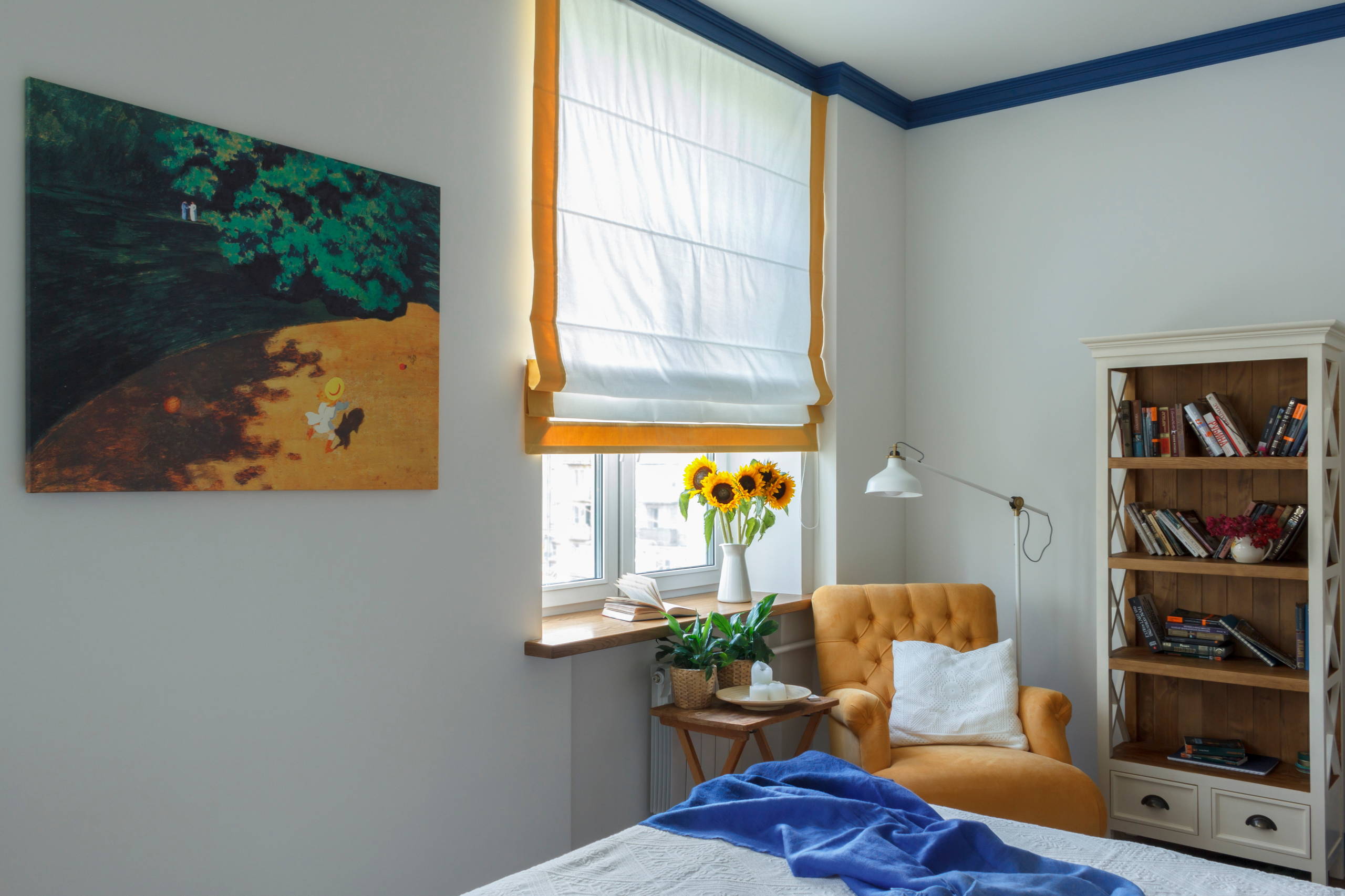 Houzz тур: Микки Маус и синие карнизы в «двушке» для пары