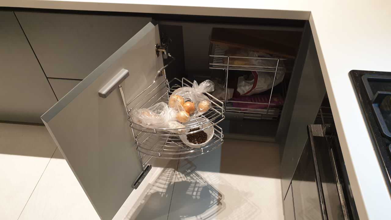 Кухня из эмали и массива.