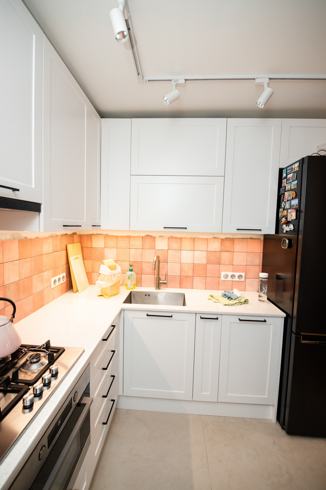 Белая небольшая кухня в стиле неоклассика