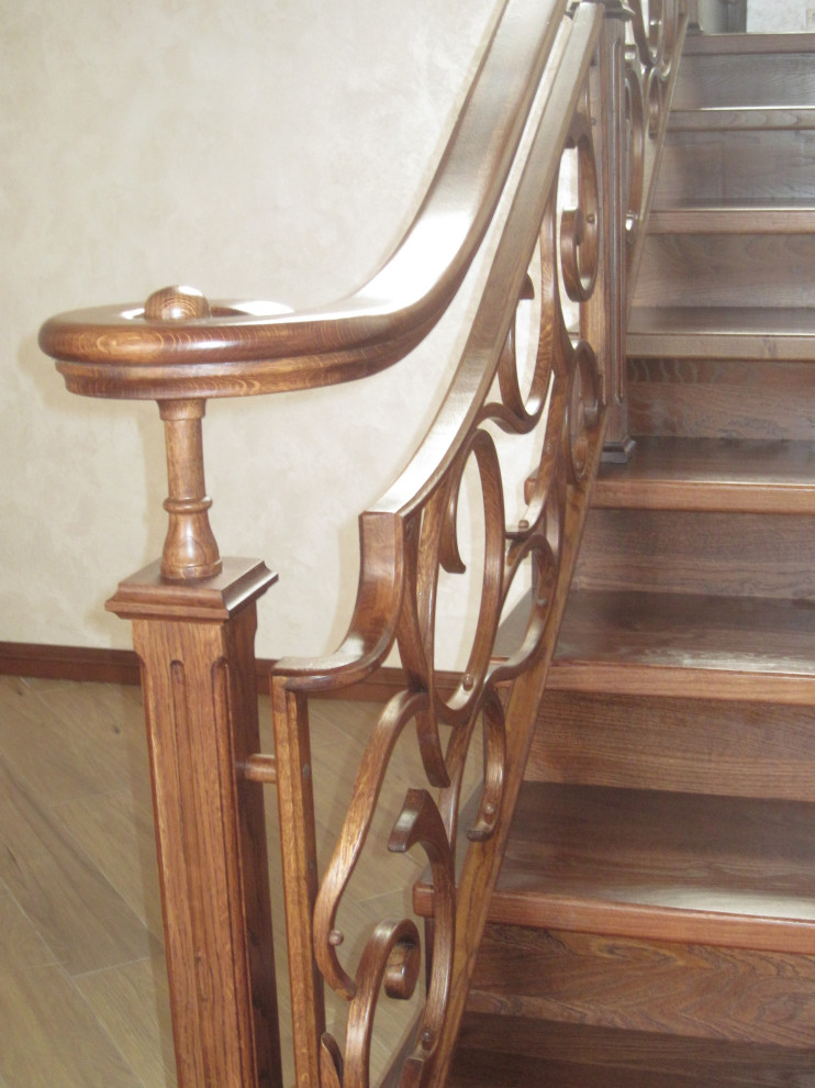 деревянная лестница на бетоне.