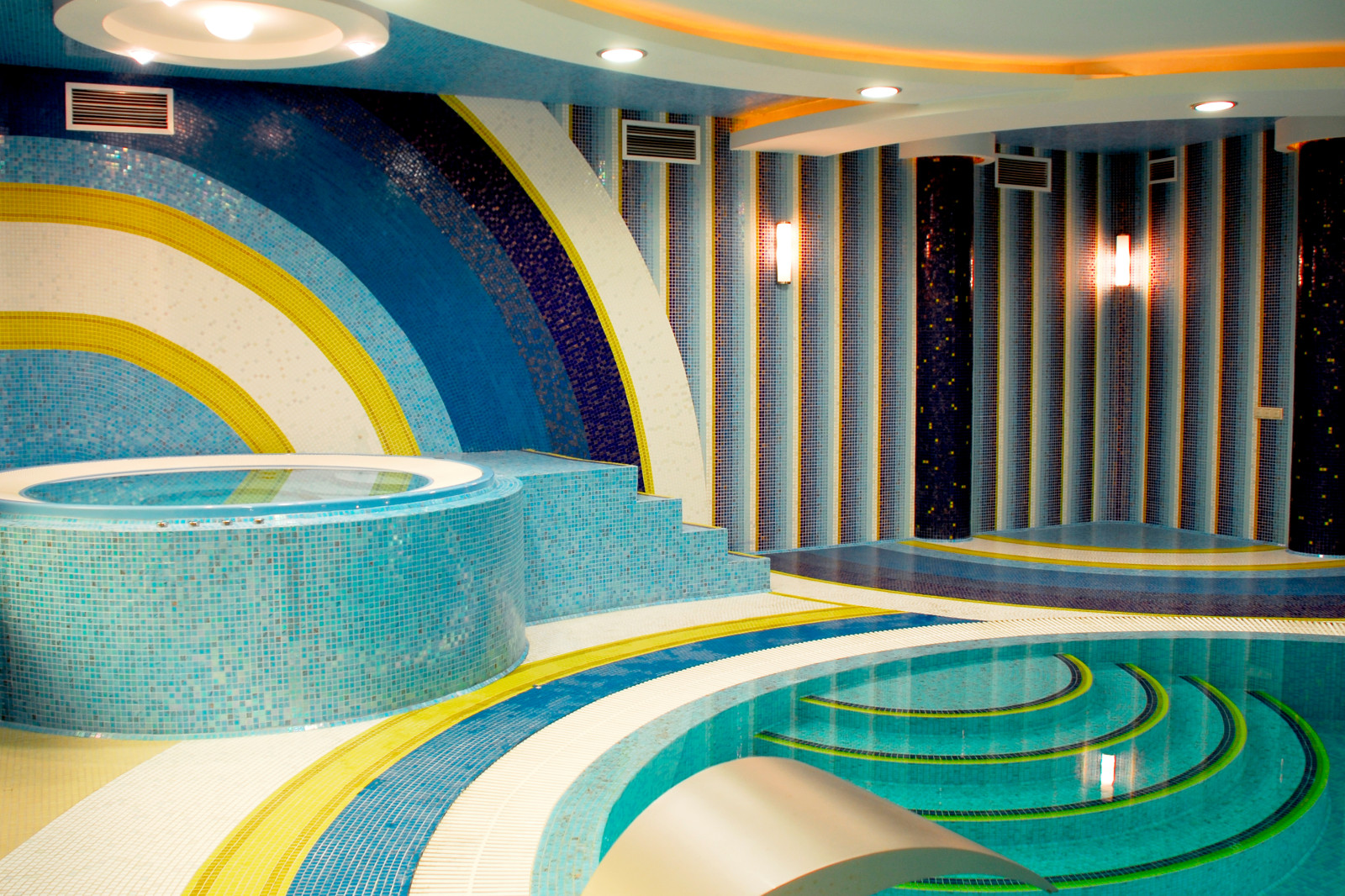 Обложка проекта: Бассейн в гостиничном комплексе
