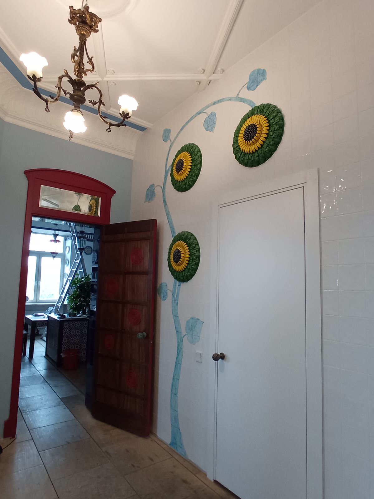 Рельефно-живописное панно в холле квартиры