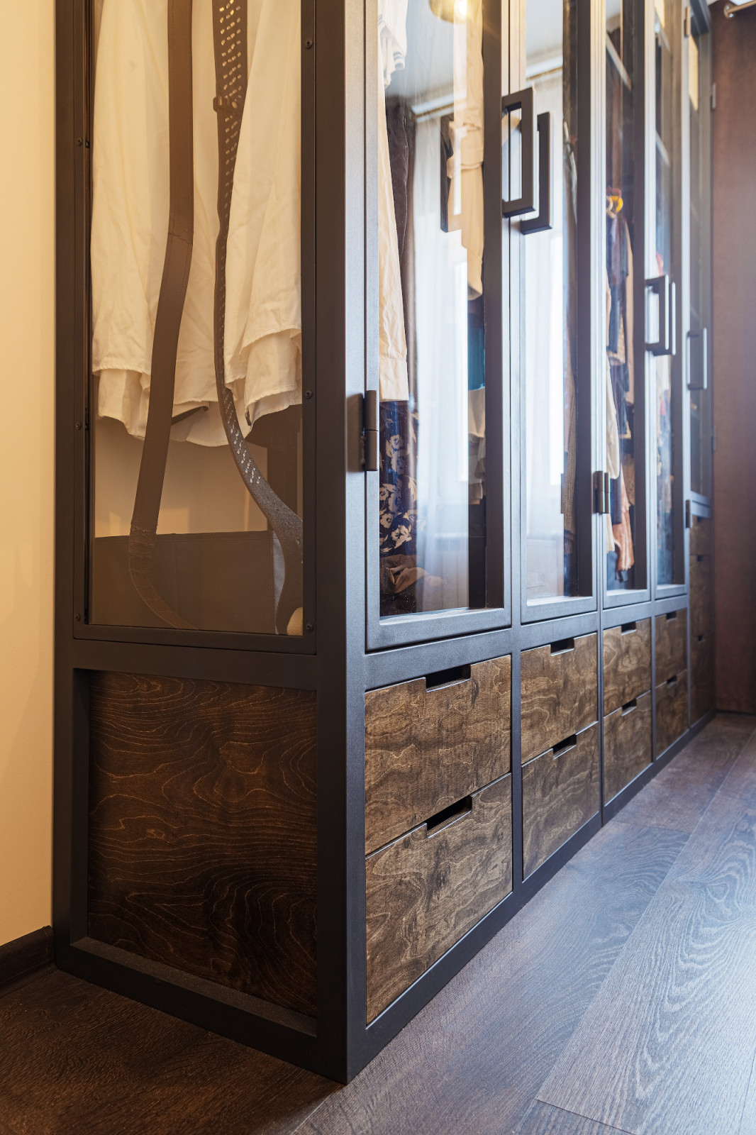 Гардеробная со стеклянными дверцами