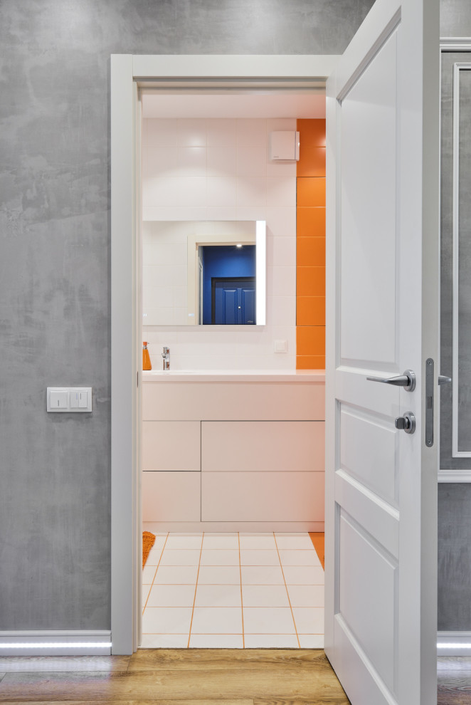 Белые двери Стимул в ярком интерьере