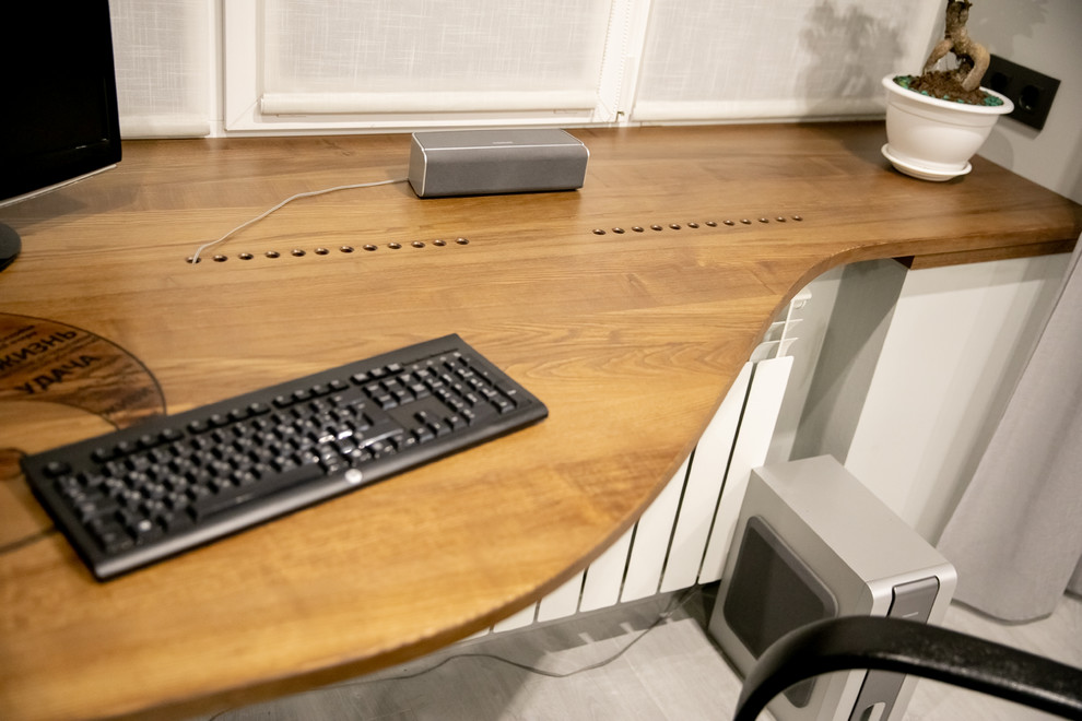 Рабочая зона: столешница-подоконник со знаком инь-ян