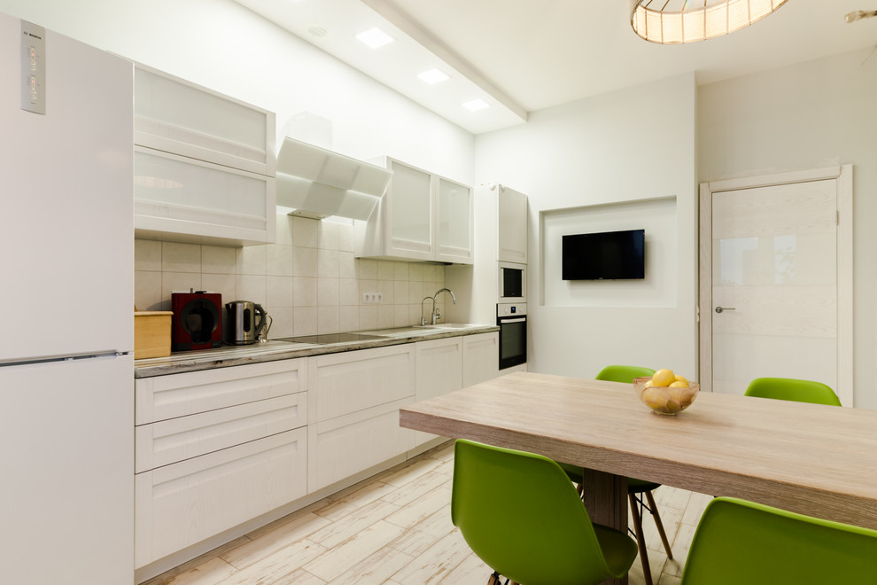 Просторная трехкомнатная квартира с приятным разноуровневым освещением в минимал