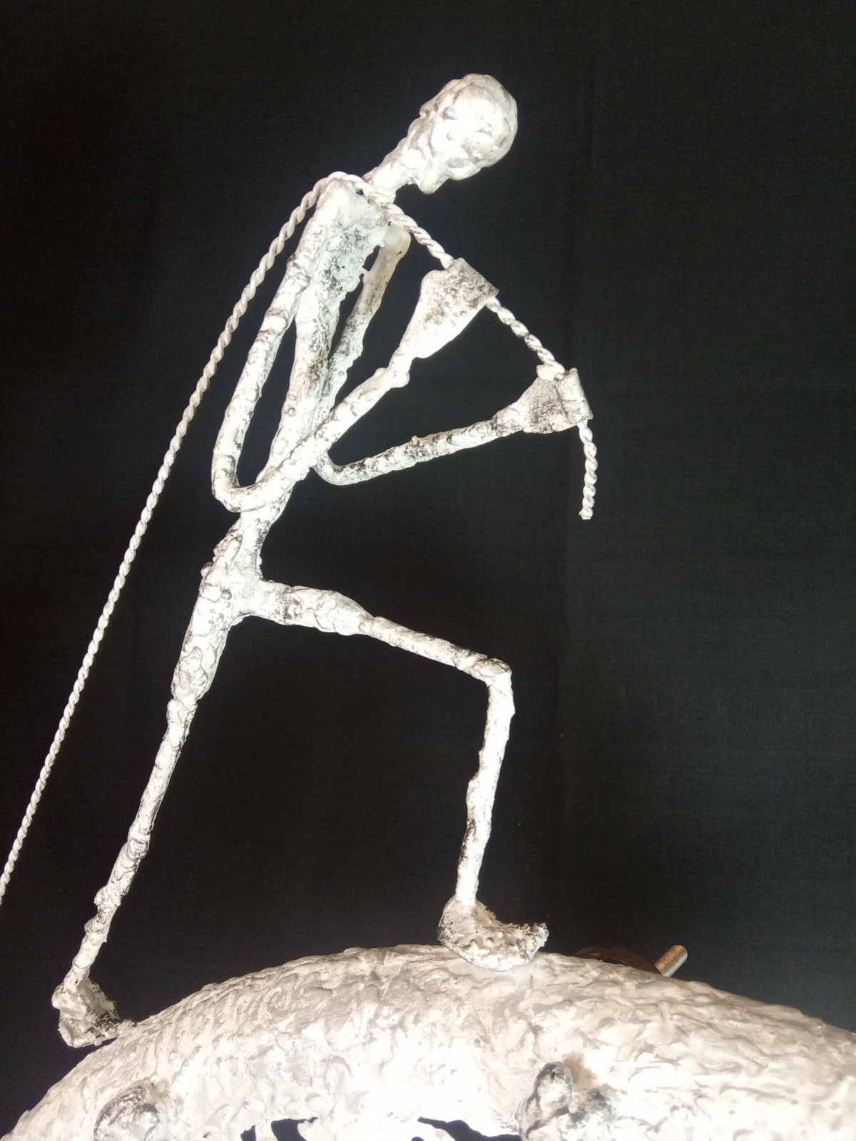 Обложка проекта: "Вращающий землю" часы настенные