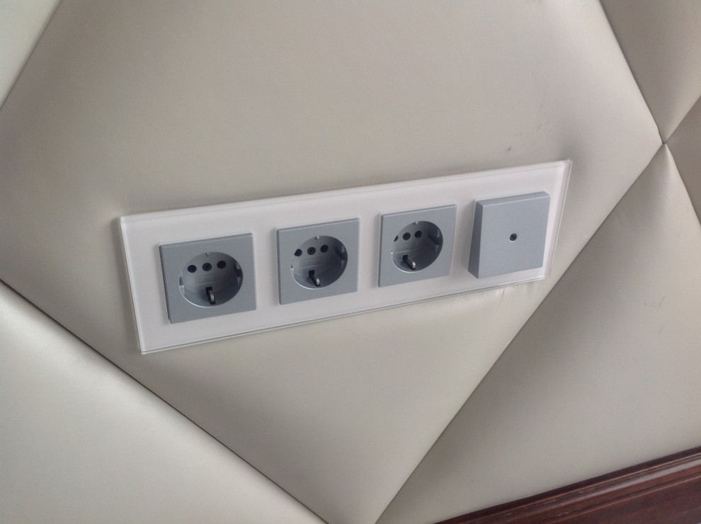 Стена в гостиной в мягких кожаных панелях