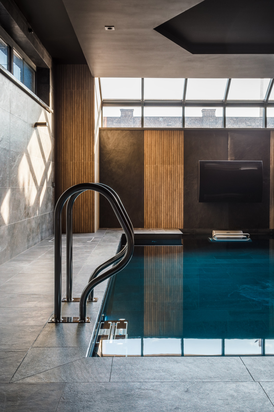 Сауна с бассейном в цоколе частного дома.