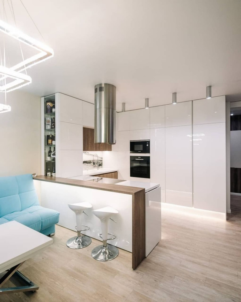 Большая белая п-образная кухня с островом, барной стойкой и витриной