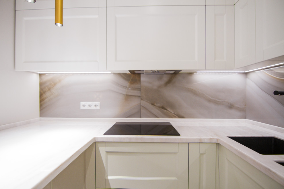 Минималистичная белая кухня с барной стойкой