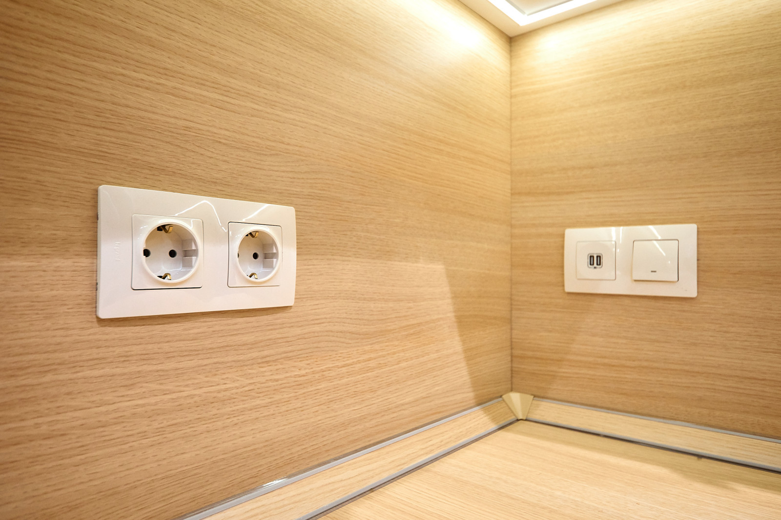 Кухня из эмали и шкаф для хранения