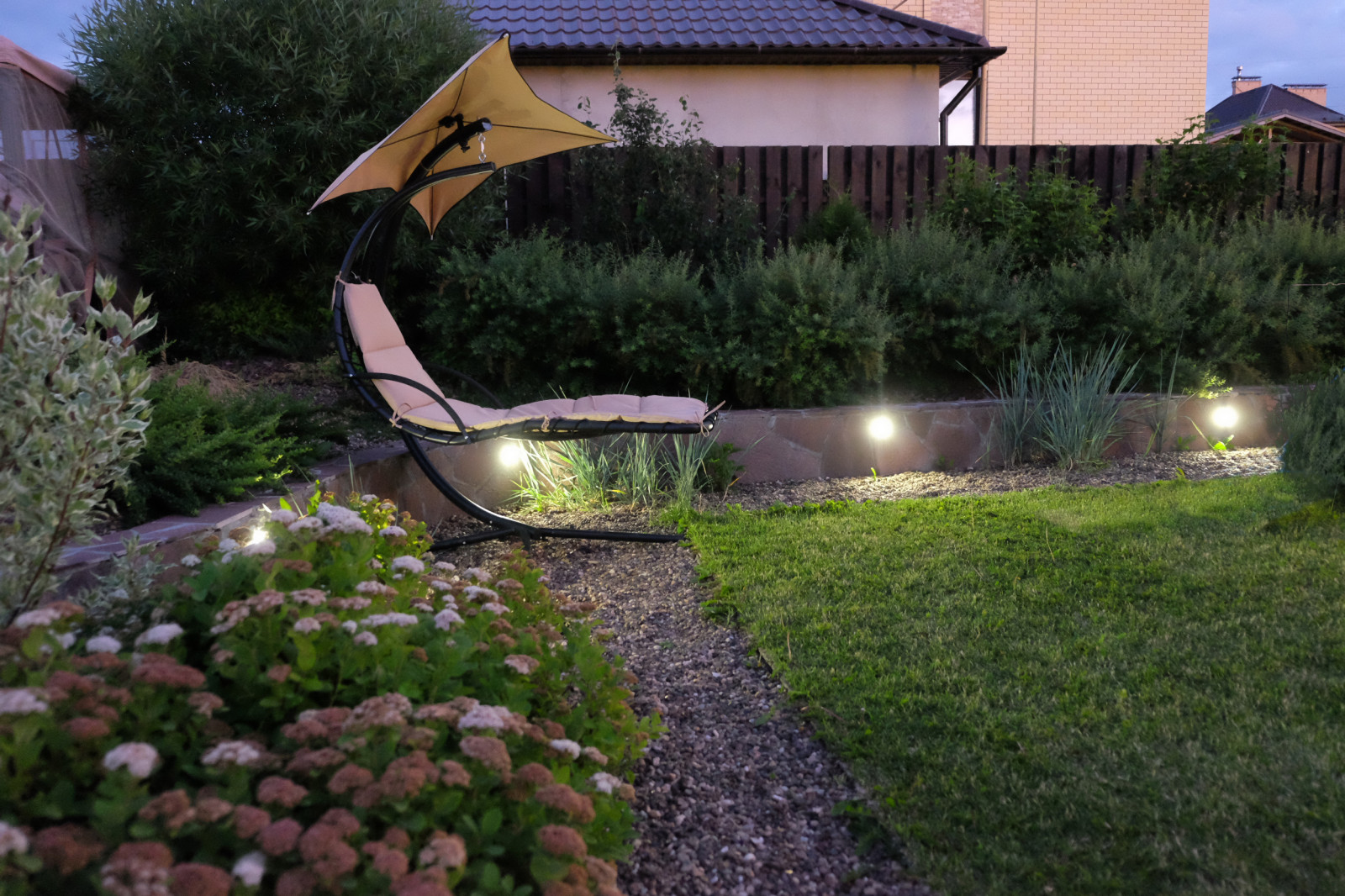 Сад с рельефом