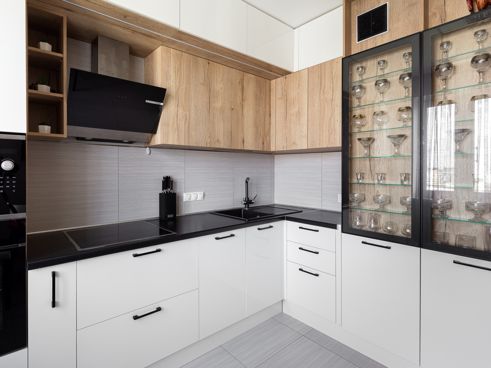 Угловая белая кухня с антресолью