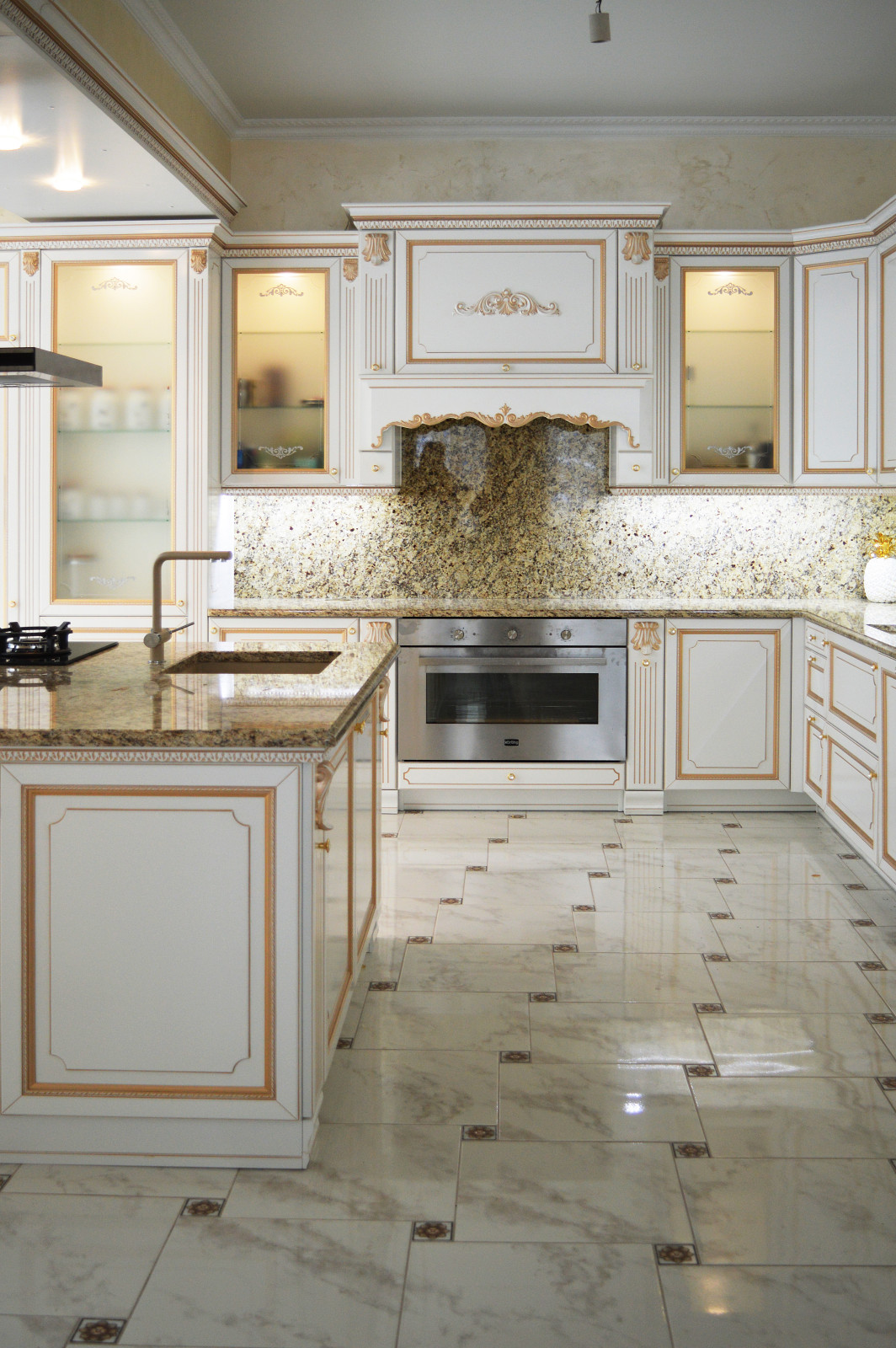 Роскошная классика. Большая кухня с функциональной рабочей зоной в центре.