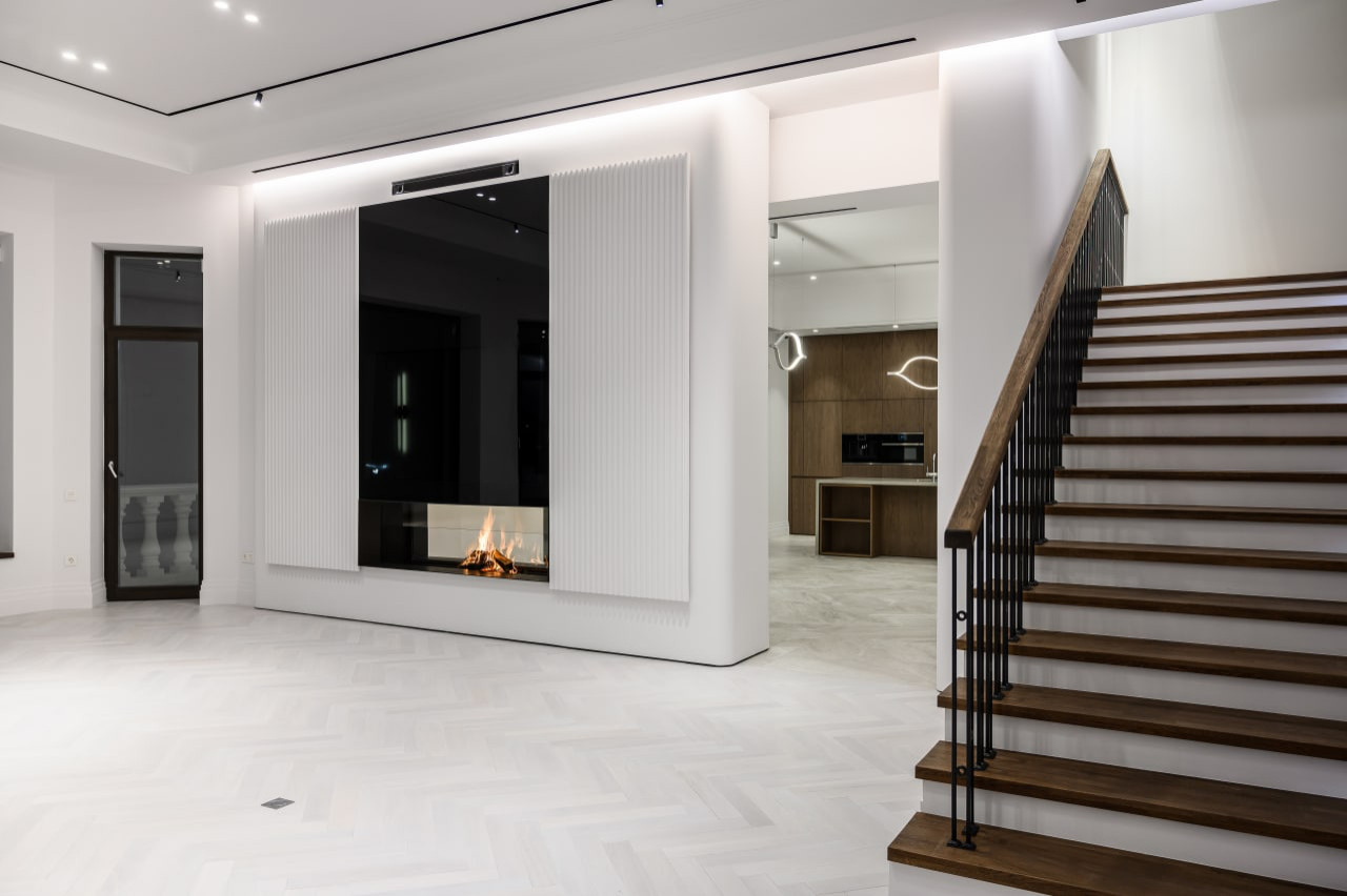 Встроенный телевизор над камином