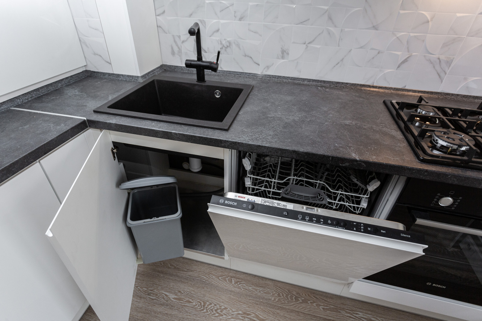 Черно-белая глянцевая кухня в современном стиле