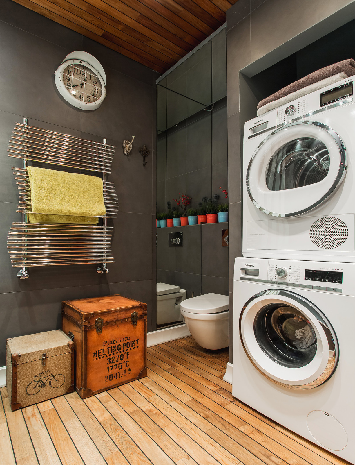 В гостях: Фьюжн-интерьер с черной спальней и цветами на стенах