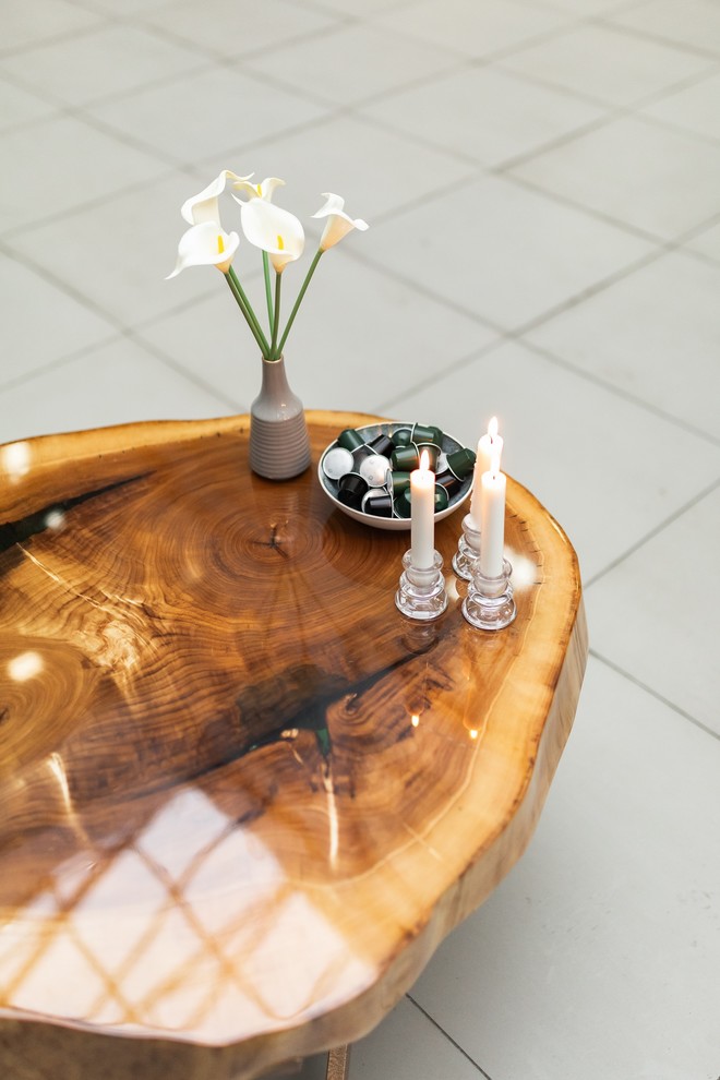 Журнальный стол из спила карагача с зеленой заливкой