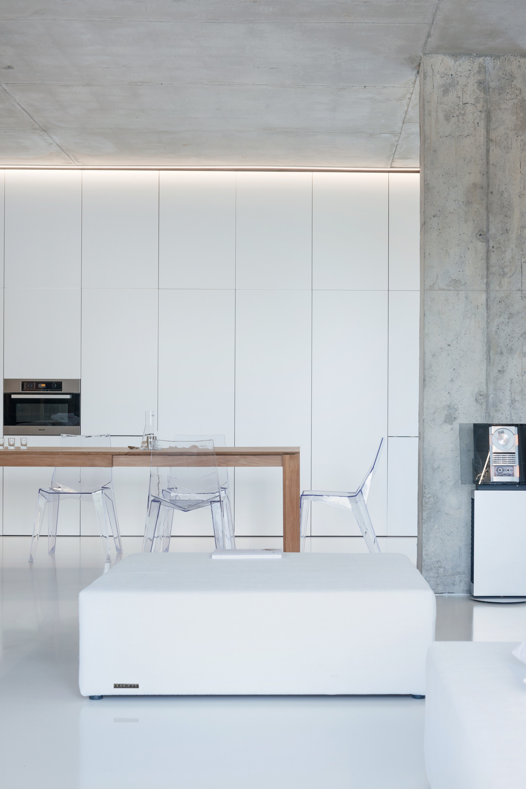 В гостях: Квартира архитекторов в бетоне и с «умным» светом