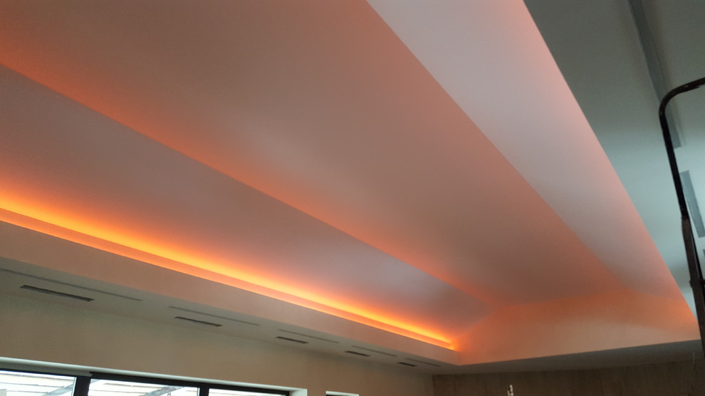 Мансардный натяжной потолок в бассейне частного дома