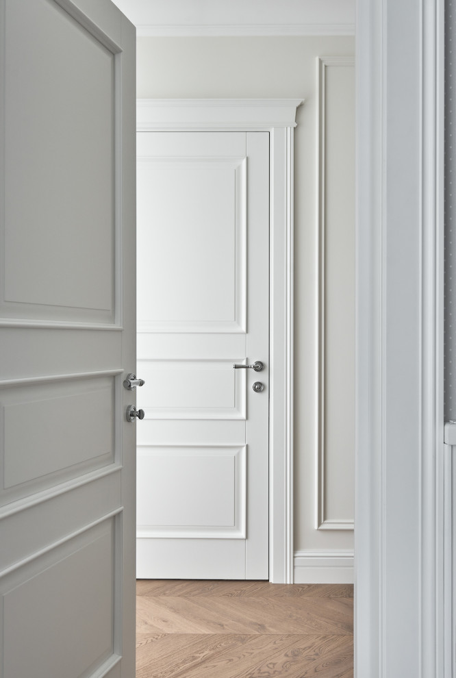 Белый Леон в светлом интерьере