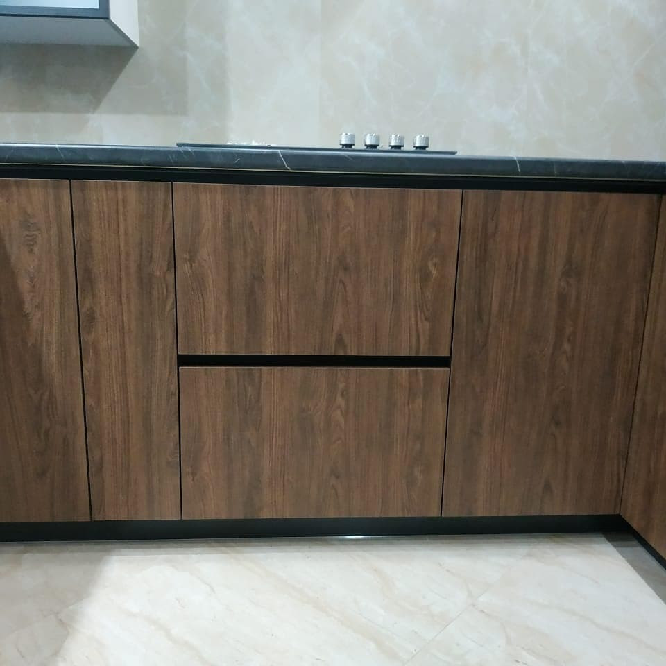 Большая темная кухня с барной стойкой в частный дом