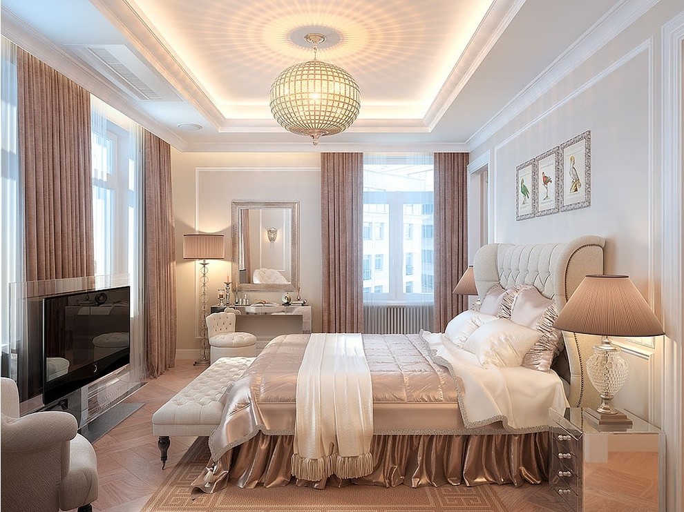 У Ростральных колонн