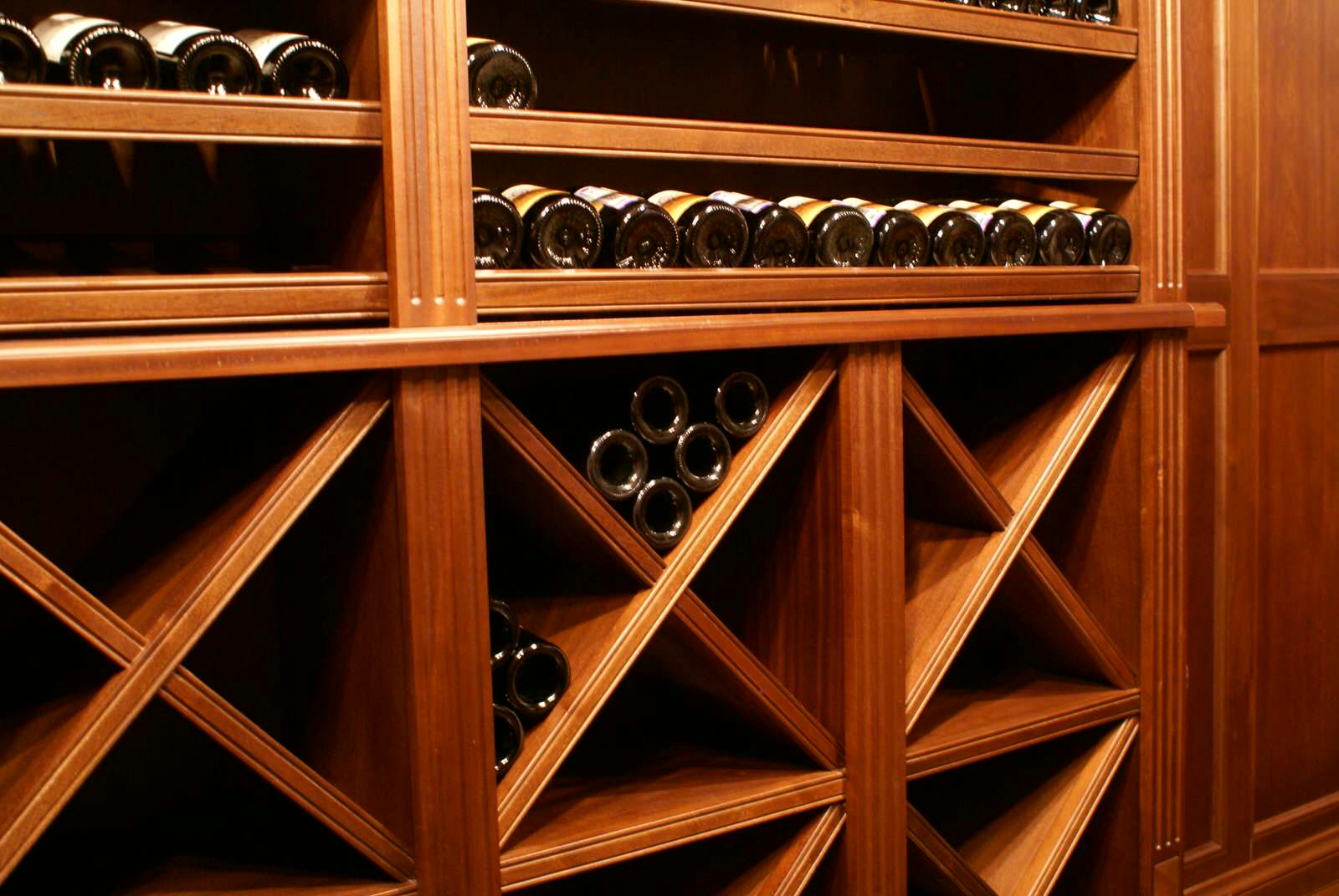 Винный погреб красного дерева / Mahogany Wine Cellar.