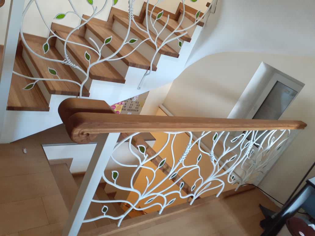 Лестница с кованым ограждением