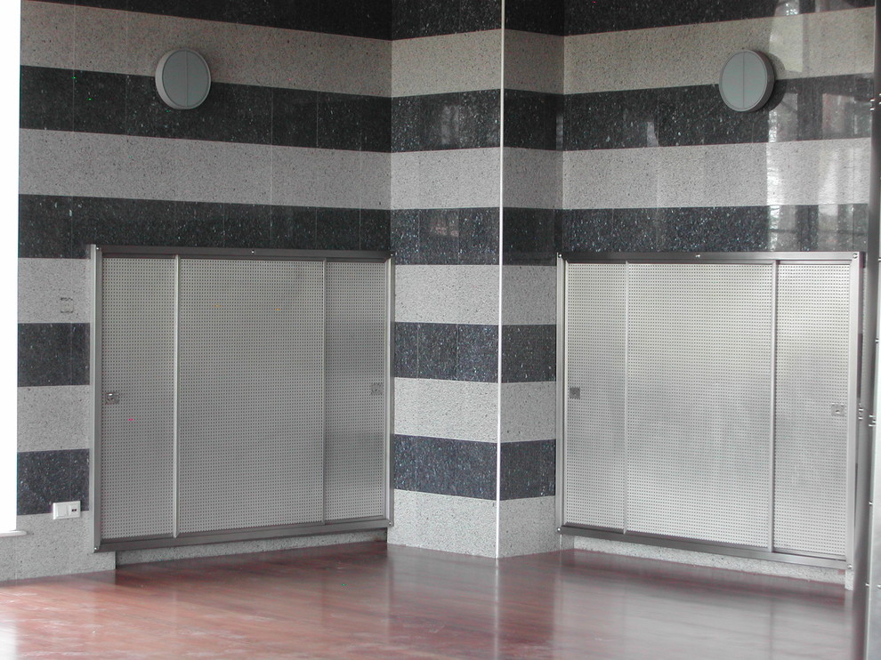 Нержавеющая сталь в интерьере бассейна загородного дома