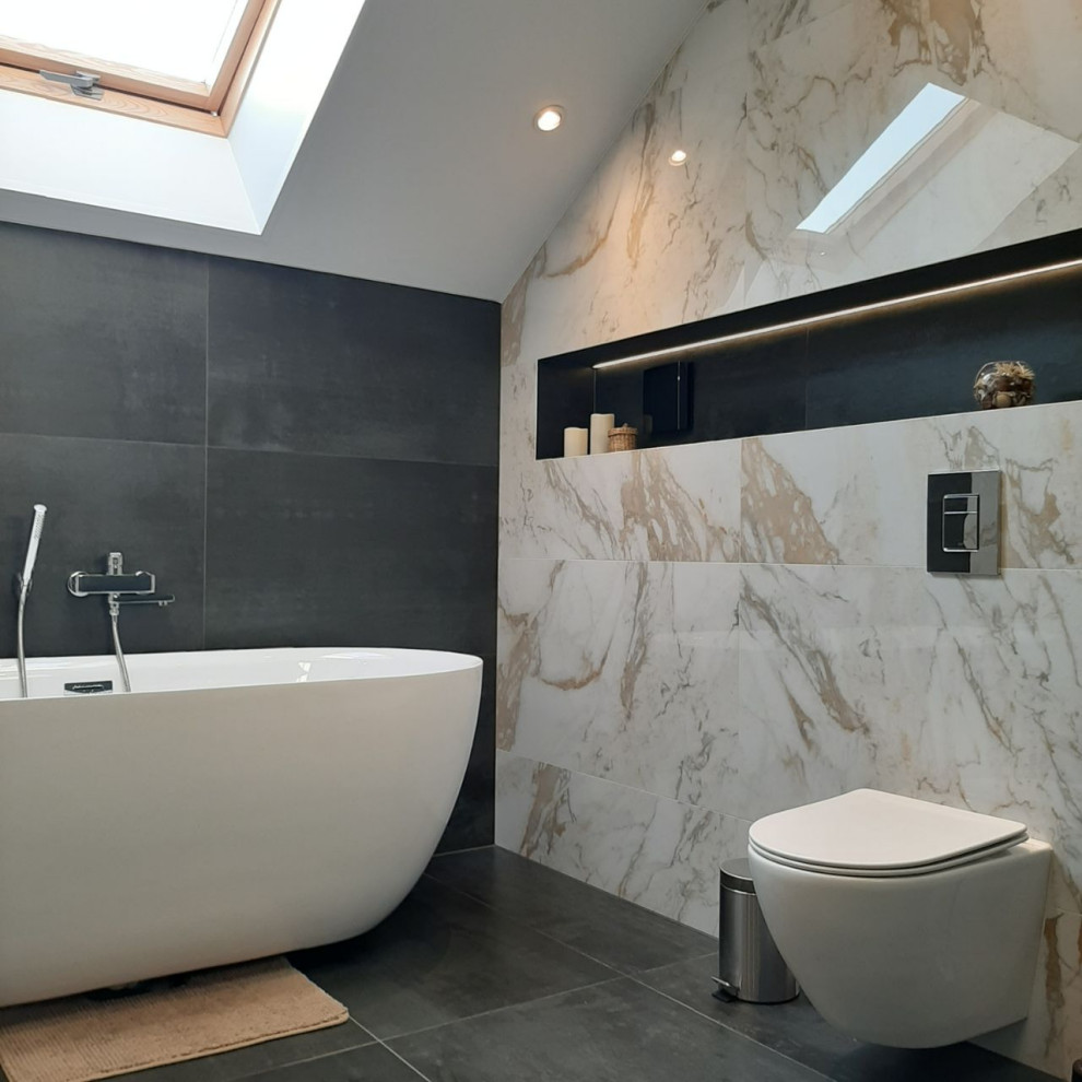 Ванная с мансардным окном