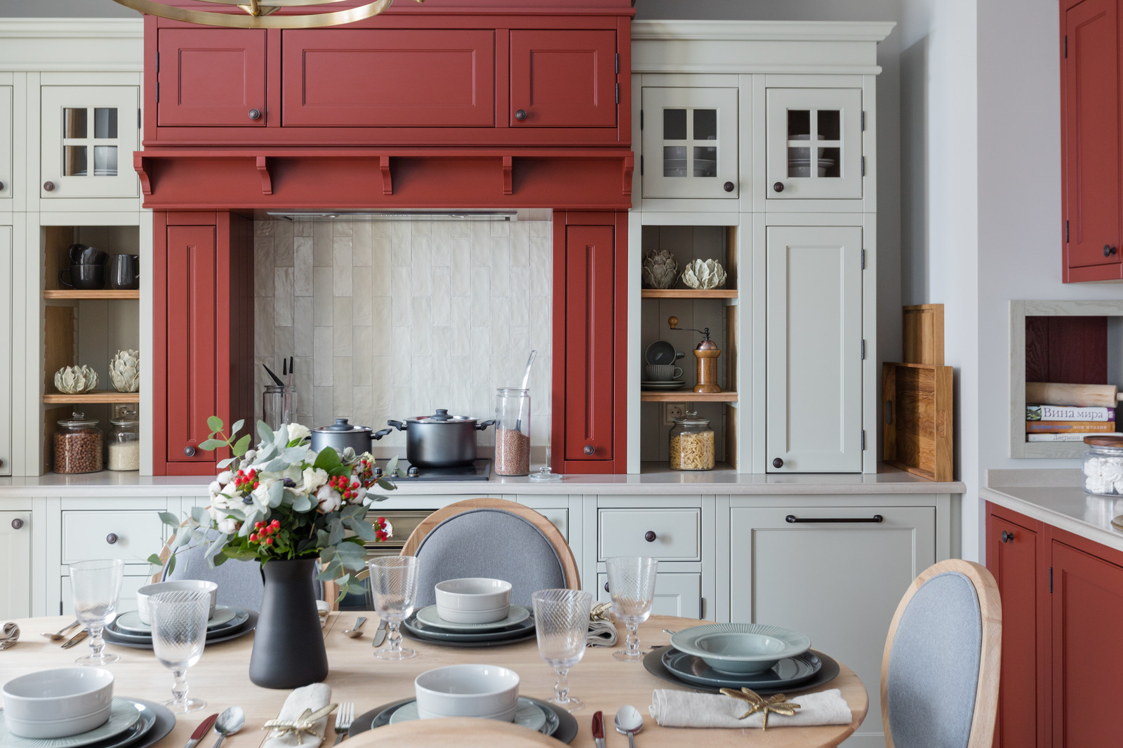 Классическая кухня в американском стиле с яркими акцентами