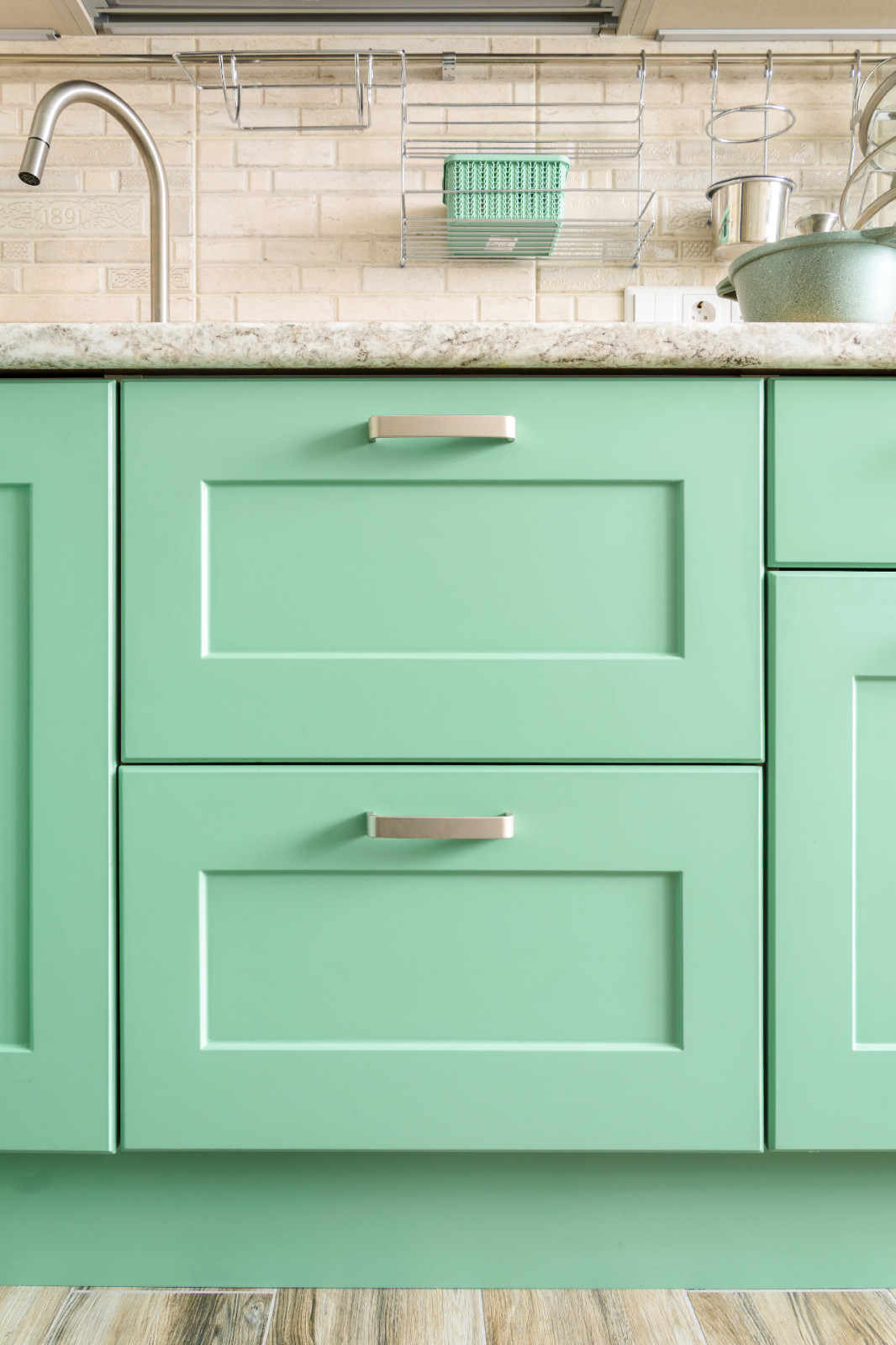 Зелёная кухня в неоклассическом стиле в Заречном