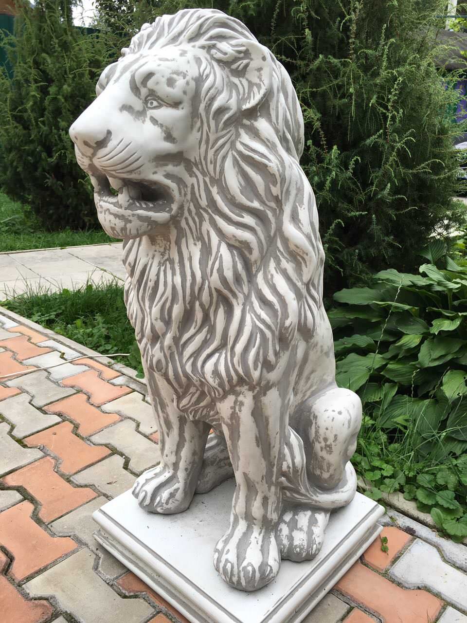 Скульптуры львов в белом цвете под старину