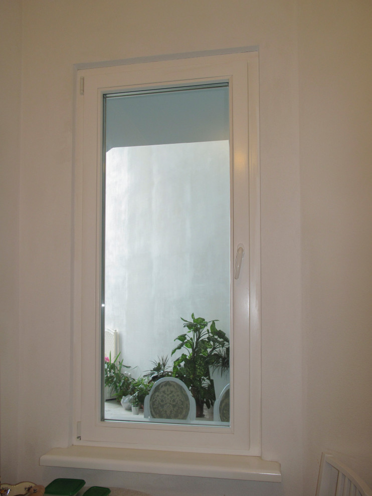 Межкомнатные двери и окно из сосны с шипом и пластиковое окно на лестнице в квар