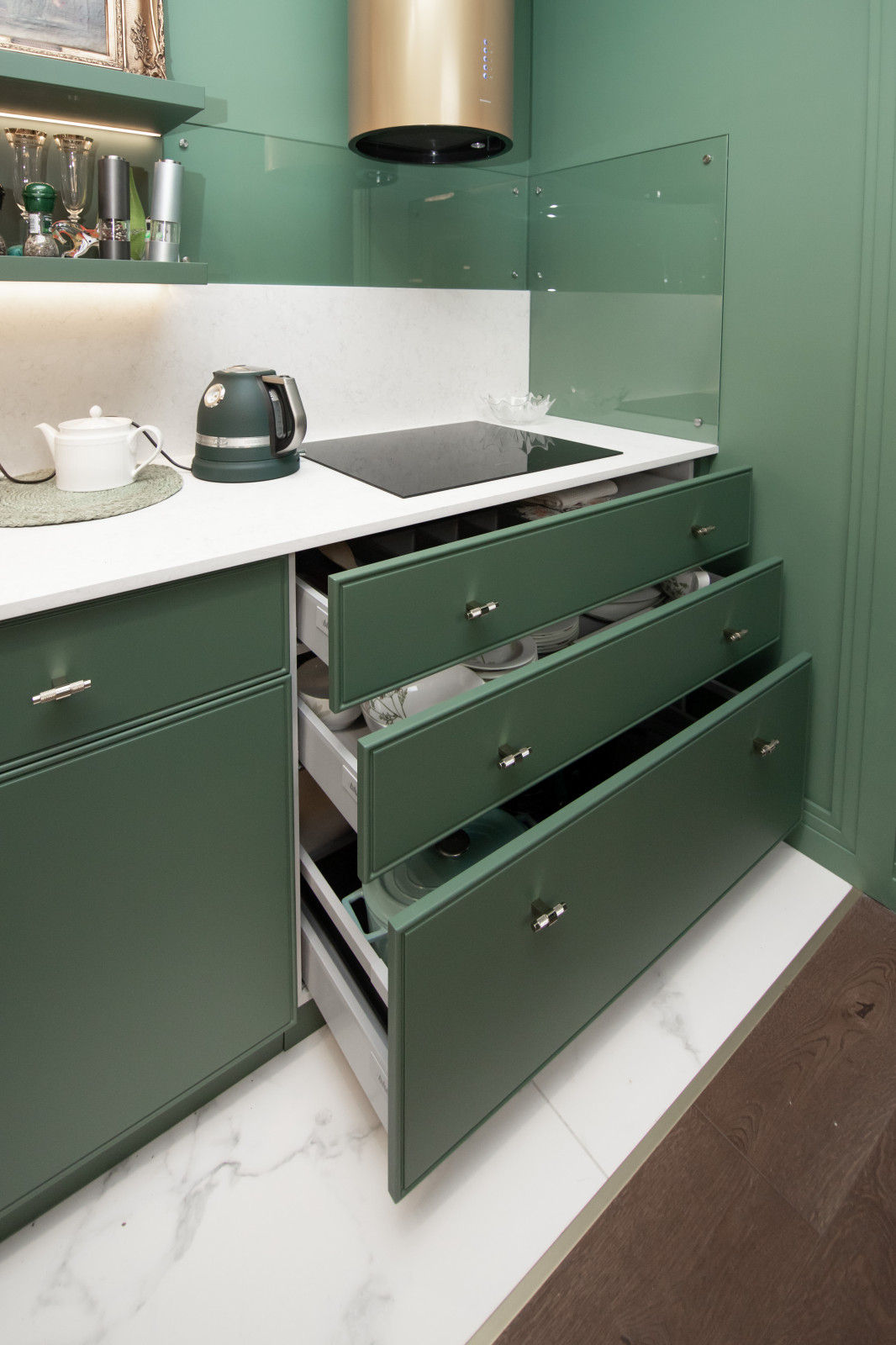 Стильная неоклассическая кухня в темно-изумрудном цвете