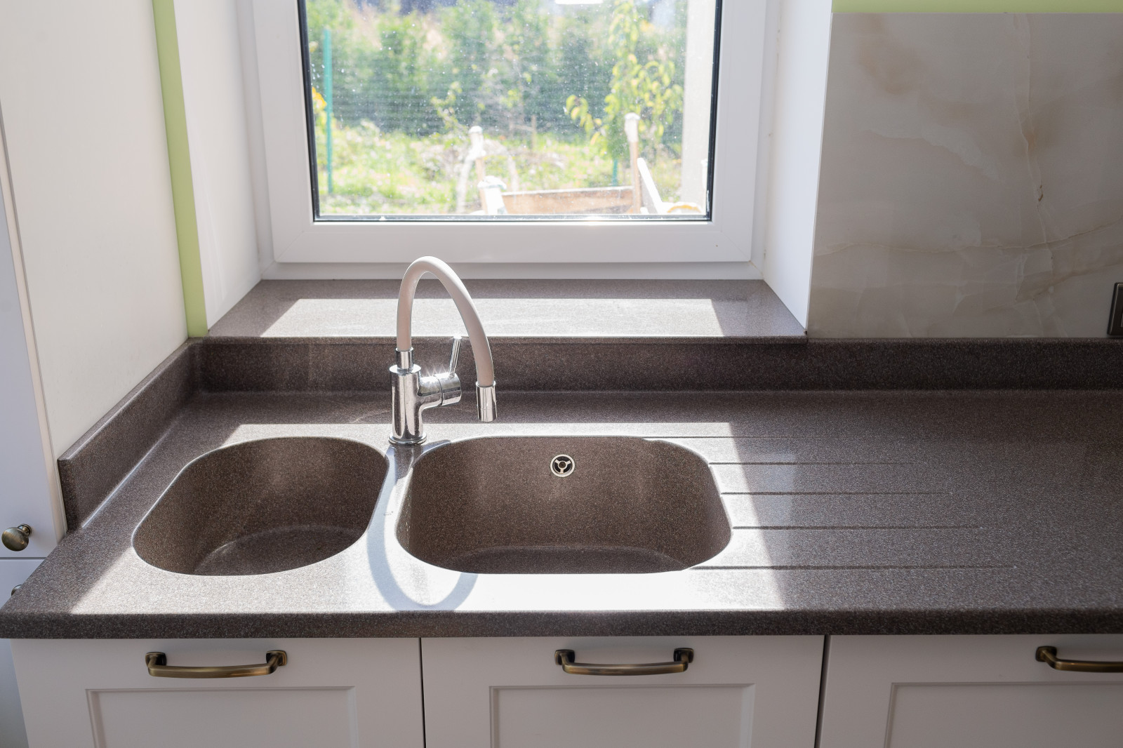 Кухня с островом и каменной столешницей