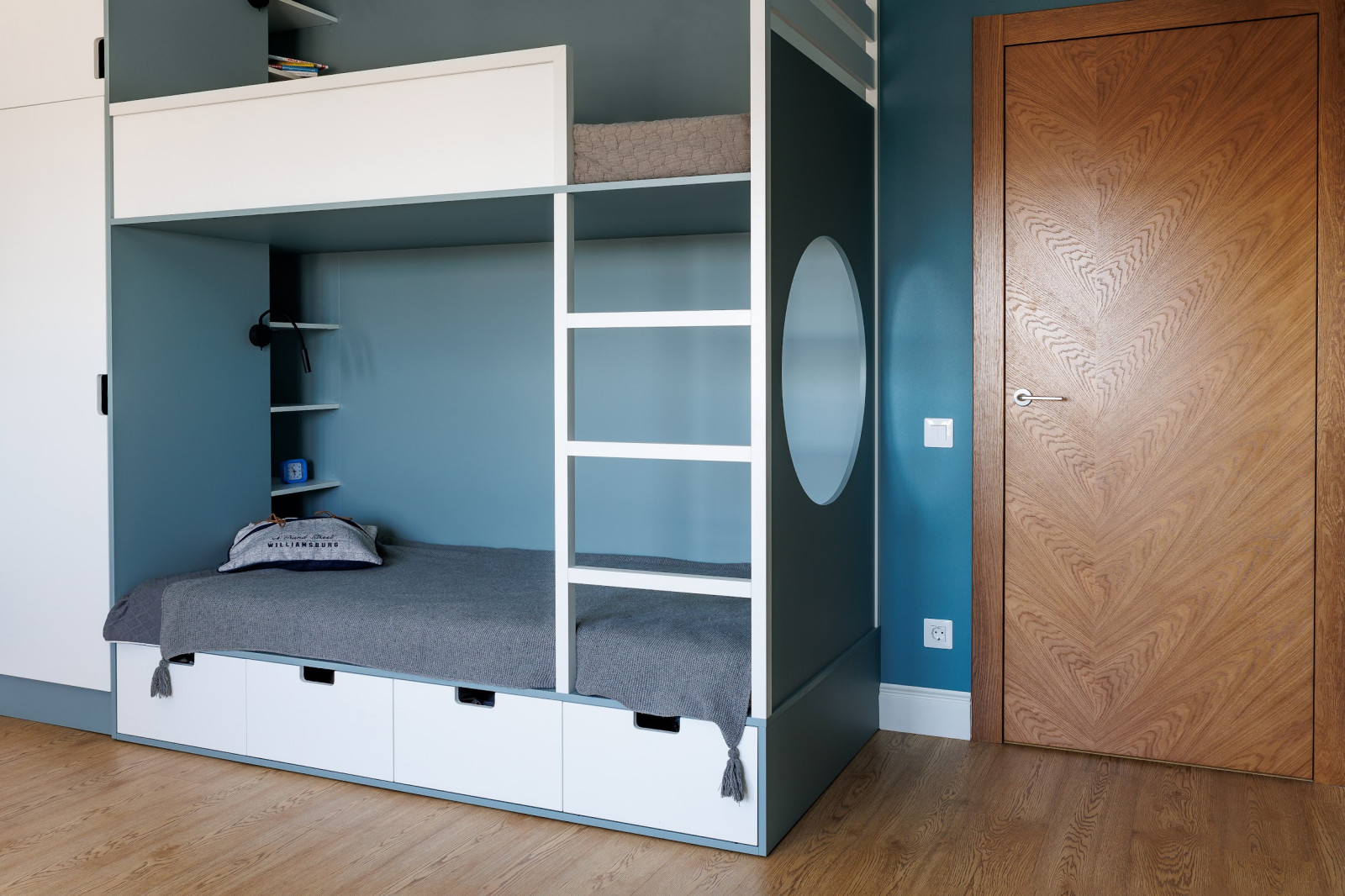 Трешка для молодой пары с двумя детьми