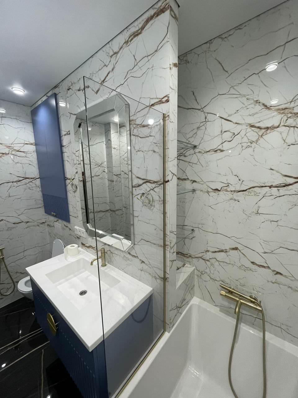 Обложка проекта: Зеркало в зеркальной раме в  ванную. Перегородка на ванной.