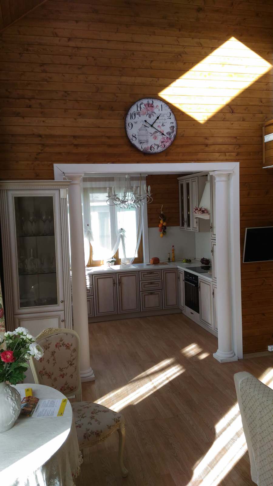 Кухня-гостинная в доме , выполненном  в Скандинавском стиле с элементами "Прован