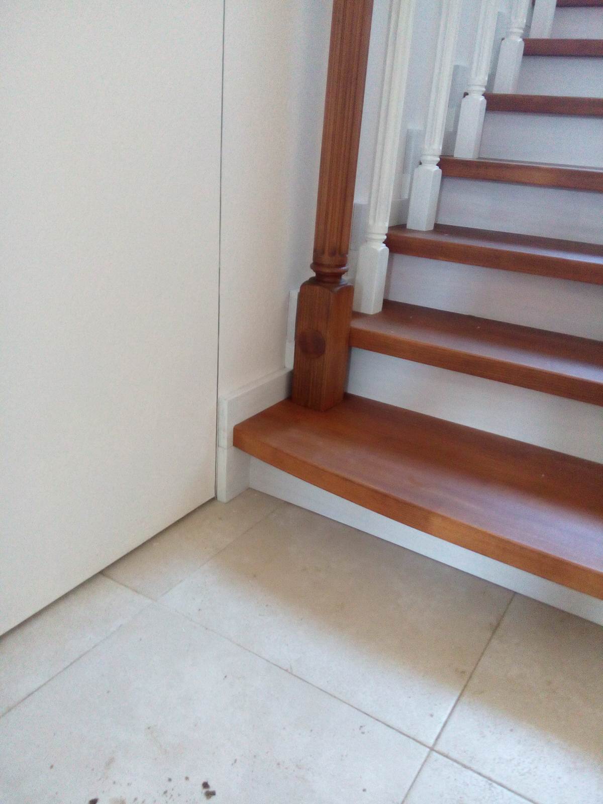 Лестница 2-х цветная с канелюрами