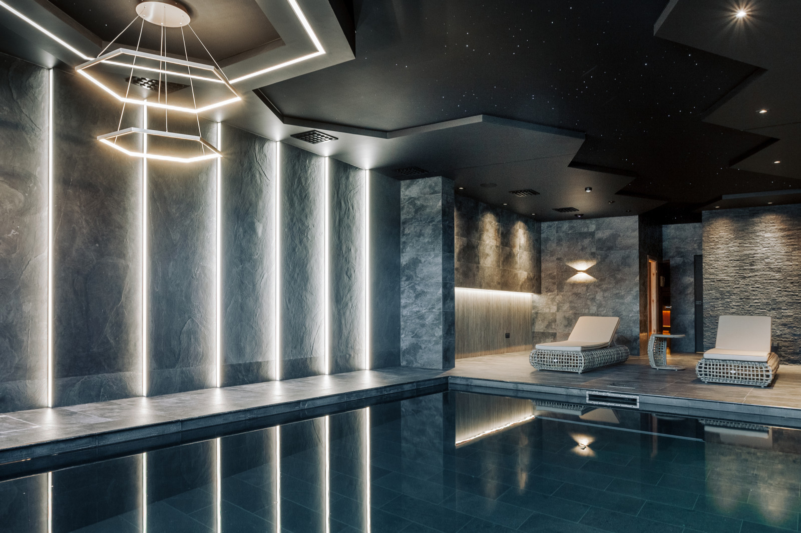 Сауна с бассейном в цоколе частного дома.