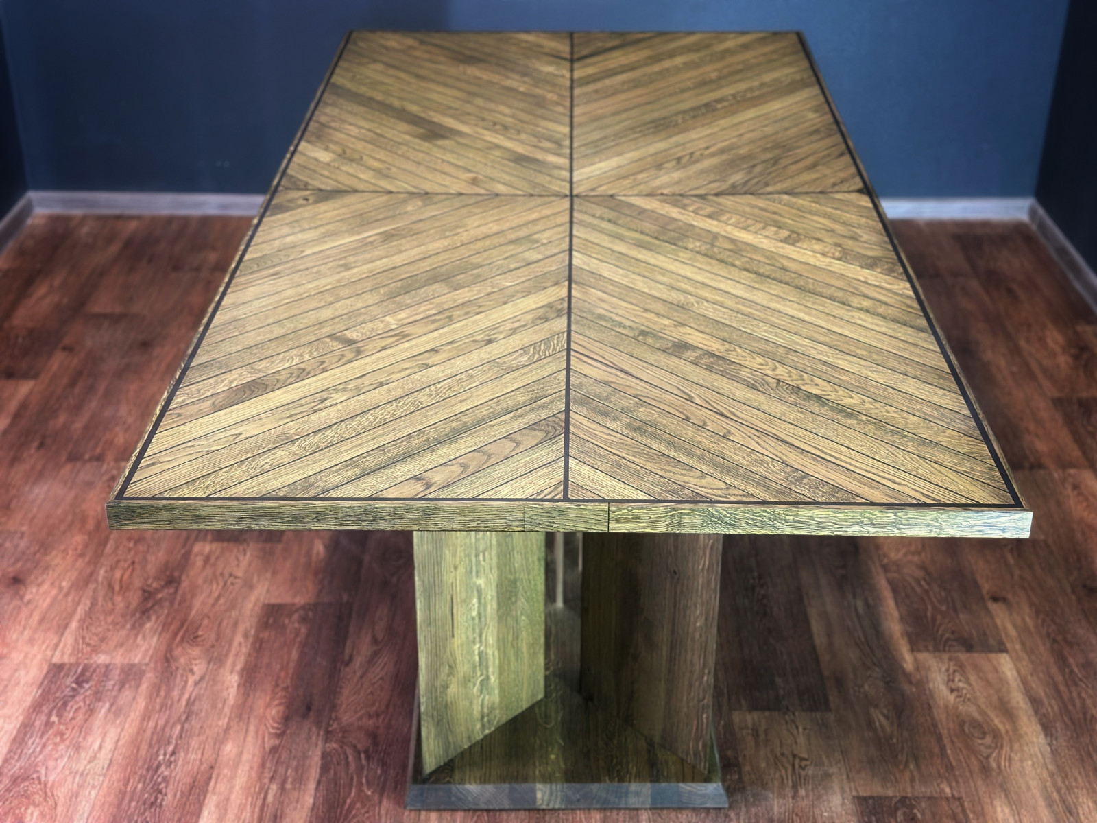 Стол из массива дуба с латунью в подстолье